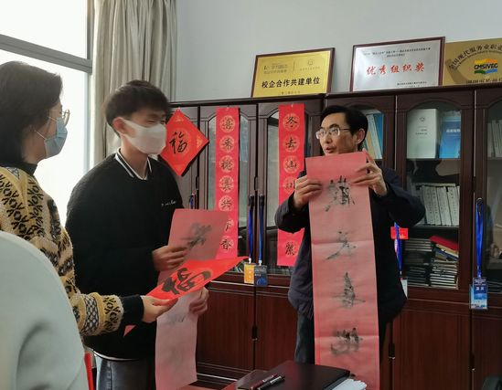 武汉职业技术学院开展“笔惹新绿 墨引元春”迎元旦送春联活动