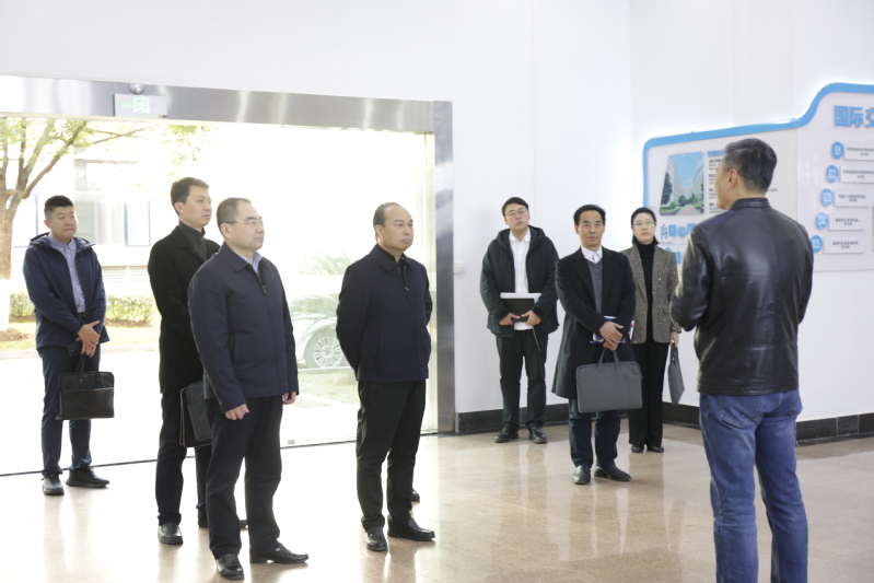 刘久远一行参观电子信息工程学院智能光电技术应用专业群产教融合基地